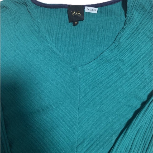 teal long-sleeved top with a V-neckline - Picture 2 of 3